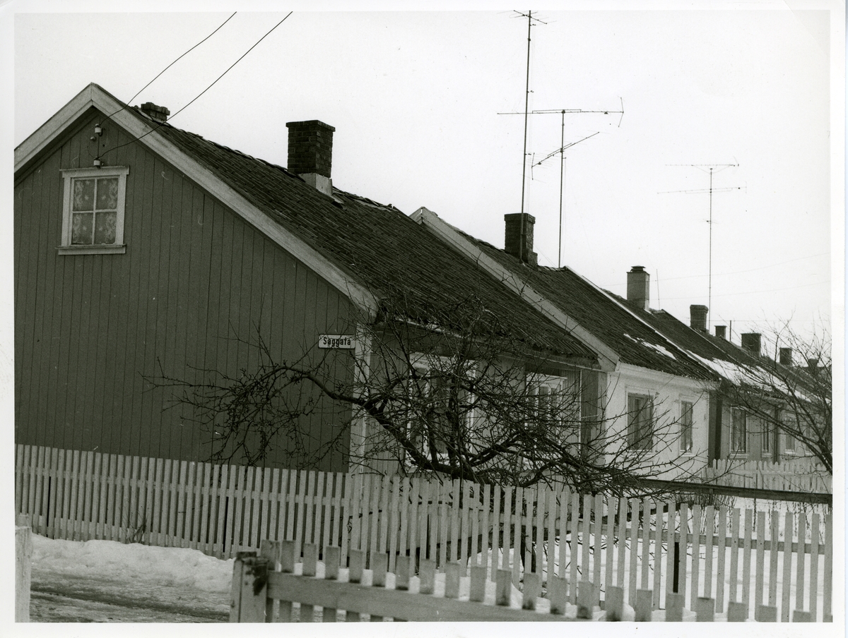Fredrikstad, Østsiden, Sorgenfri -
Arbeiderboliger
Galtungveien 56 (nærmest til venstre i billedet)
Galtungveien 58 (huset deretter) -
Galtungveien 60 (huset deretter -
Galtungveien 62 (huset deretter) -
Saggata opp til venstre i billedkanten -