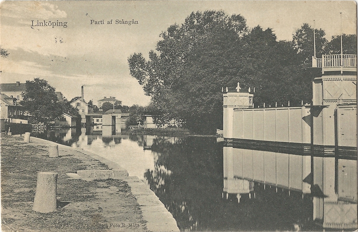 Vykort från  Linköping  parti av Stångån.
Kinda kanal, Stångån,  hamnen, Stångebro , kallbadhus, kallbadhuset,
Poststämplat 30 april 1905
Foto R. Matz