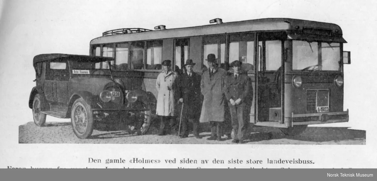 To generasjoner busser fra M.O. Schøyens Bilsentraler, til venstre gamle "Holmes, til høyre en ny landeveisbuss