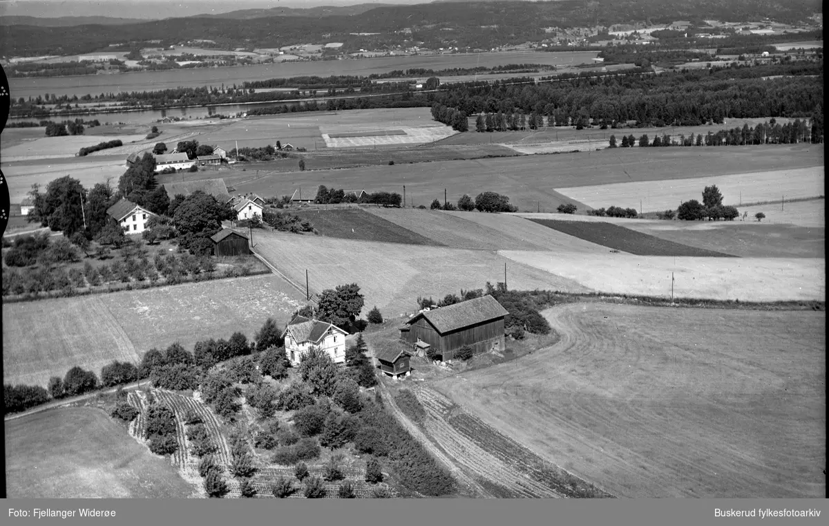 Østvoll gård, nabogård til Hole presegård