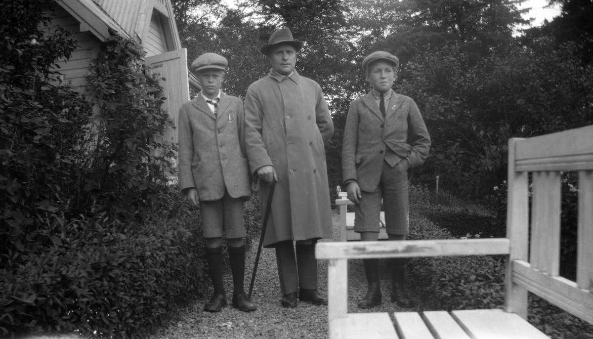 Lærer Vilhelm Hovland med sønnene, Finn til venstre og Endre til høyre, i skolehagen på Hengsengen, Bygdø Kongsgård, ca. 1925.