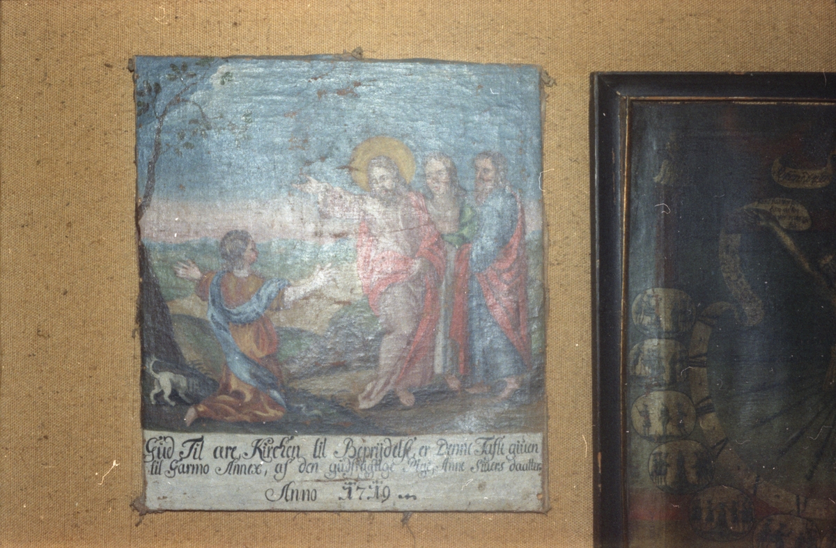 Jesu oppstandelse med romerske soldater på høyre og venstre side. Tekstfelt under motivet.