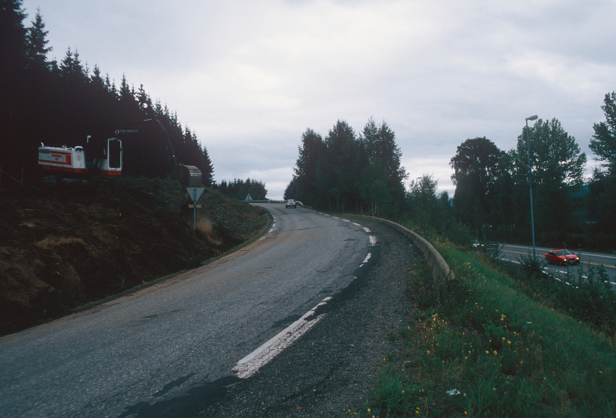 Lillehammer.  Vingrom.  Fortau langs nedre enden av Døsvegen under anlegg.  E6 til høyre.  Gravemaskin.  Sett mot nord.