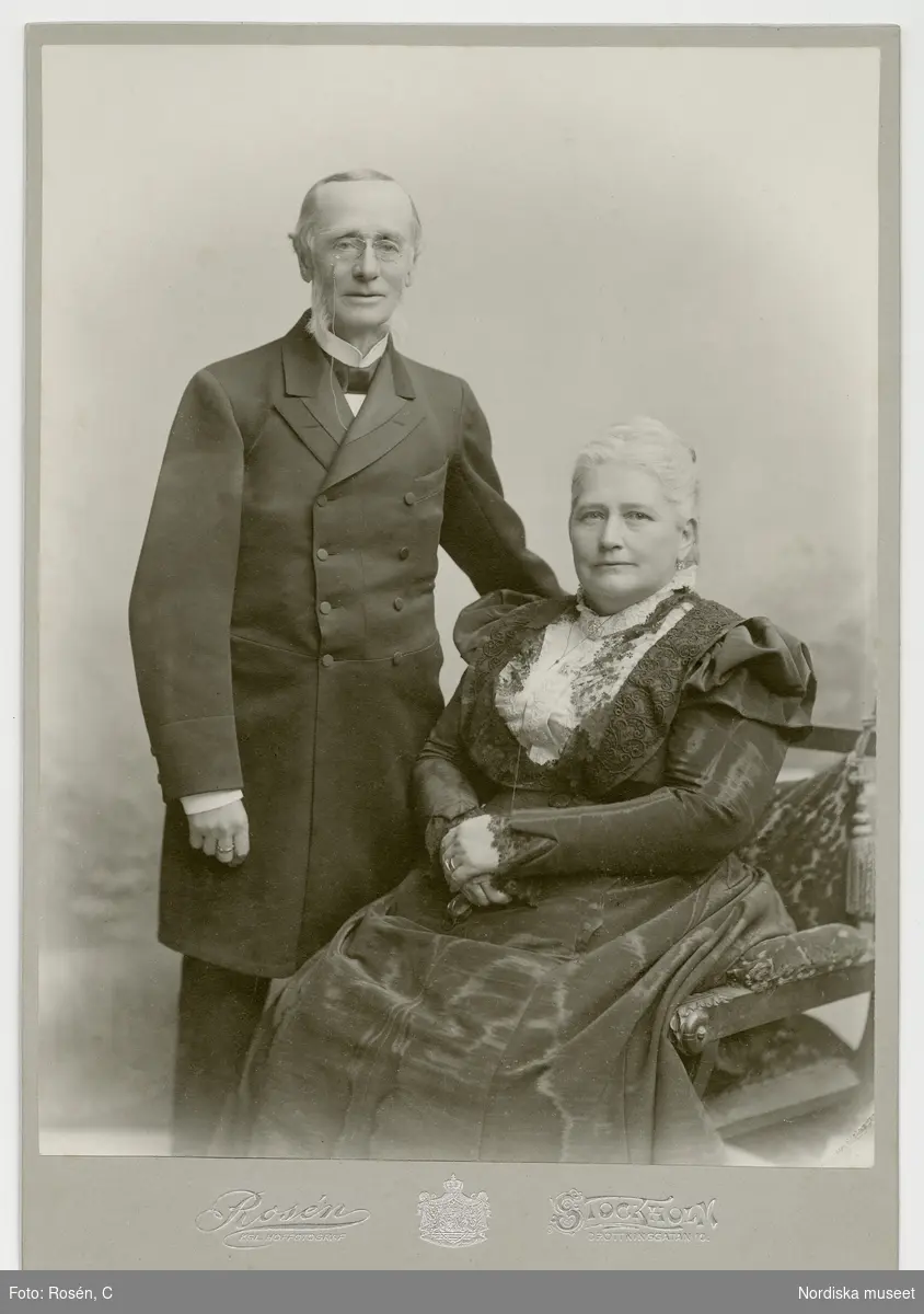 Ateljéporträtt föreställande Johan och Lilly Bäckström föräldrar till Arthur Bäckström på Julita gård.