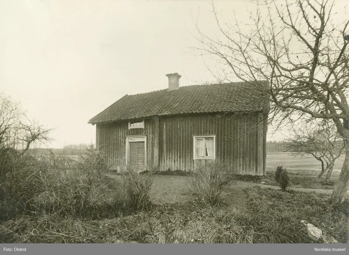 Manbyggnaden vid torpet Ovankil på Julita gård.Bilden möjligen tagen av skogvaktaren Bäcklin.