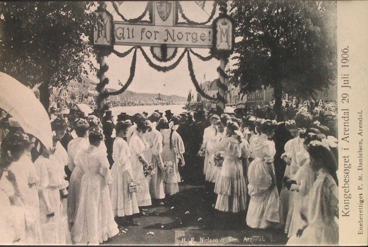 Kongebesøket i Arendal 29. Juli 1906. Æresportal med  hvitkledte kvinner.