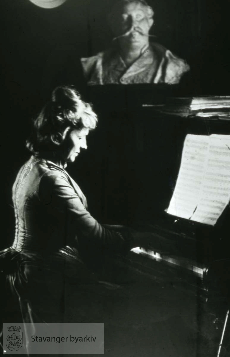 Kvinne spiller piano