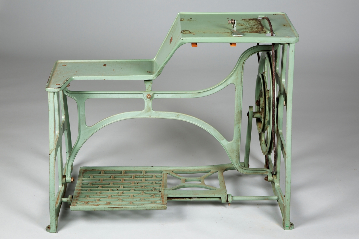 Skomakersymaskin, type Adler med stativ

Stativet er utført i metall, samme grønnfarge som maskinen.  Har innebygd støtte for beina. 
Høyde: 67 cm
Bredde: 50 cm
Lengden: 84 cm