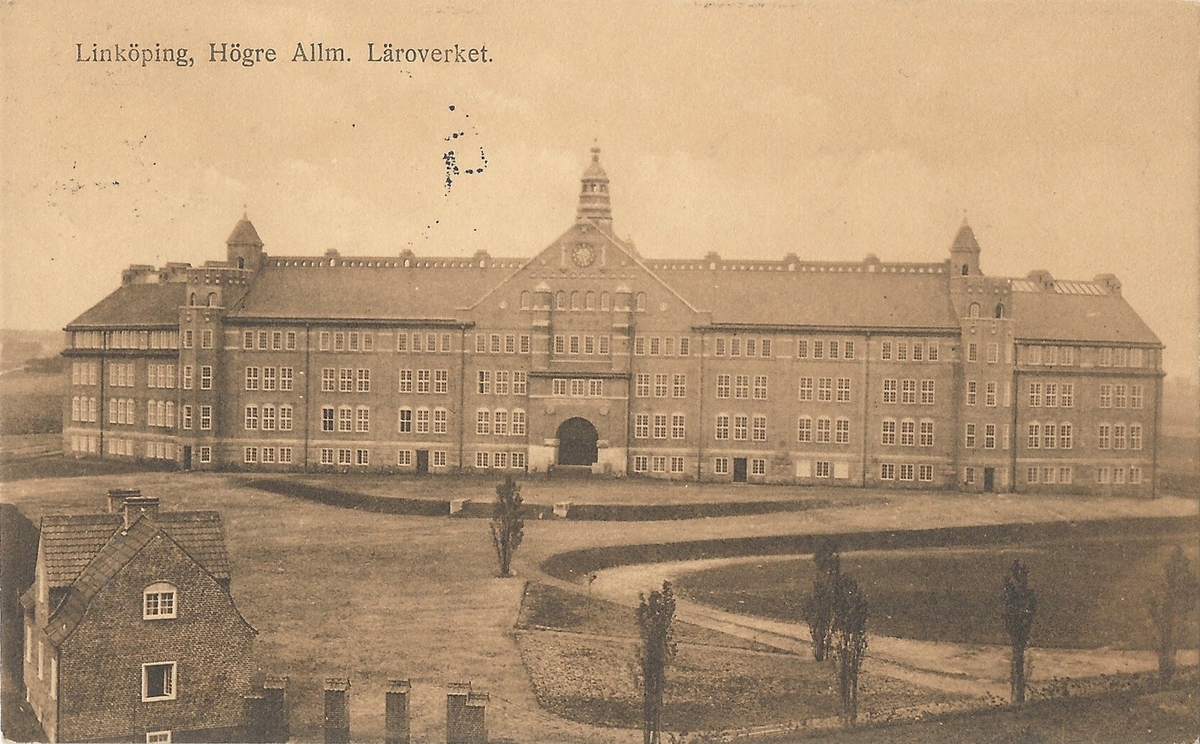 Vykort från  Linköping  av Katedralskolan 
Nya Läroverket, Katedralskolan, skola, Högre allmänna läroverket,
Poststämplat 22 oktober 1915
David Carlsons eftr.