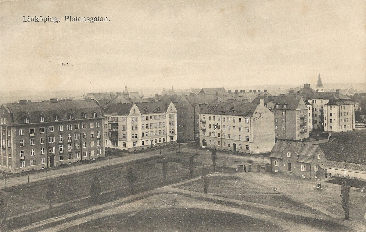 Vykort från  Linköping  Platensgatan sett från Katedralskolan
Platensgatan, Katedralskolan, skolgård
Poststämplat 25 maj 1918
Anna Höglanders pappershandel