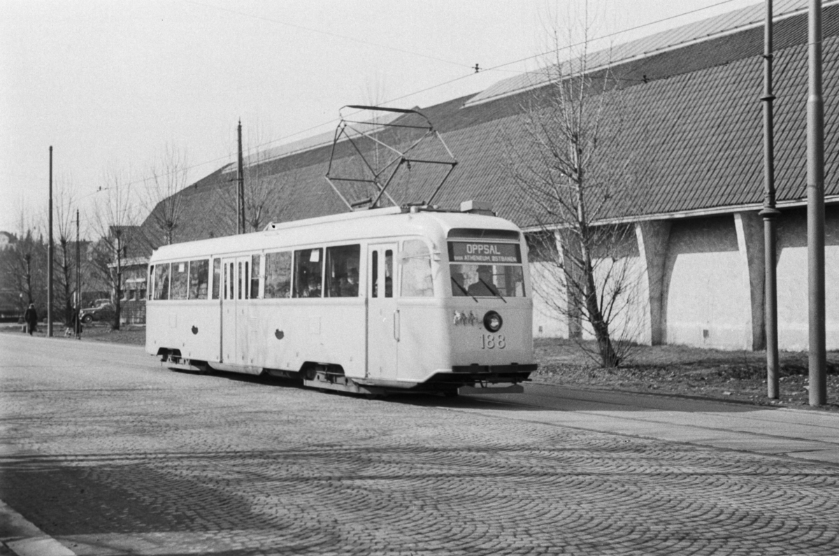 Sporvogn type "Gullfisk" nr. 188 i rute til Oppsal via Atheneum og Østbanen passerer Skøyen.