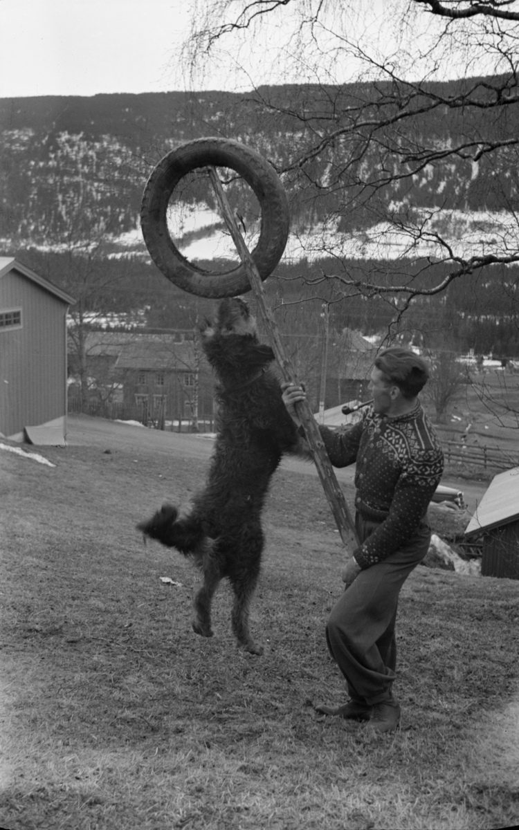 Magnus Kristiansen leker seg med hunden "Max"
