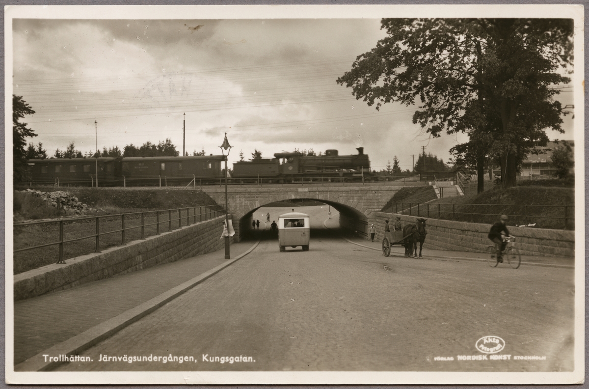 Väg med diverse trafik under Järnvägsbron intill Trollhättan station.
