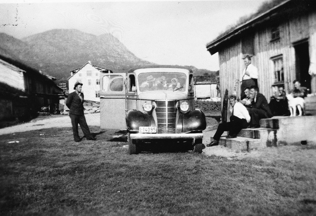 Jærbuar på tur til Fidjeland i 1936. Sjåfør og eigar av bilen er Leonard Høiland (29.01.1905 - 23.09.1992)
