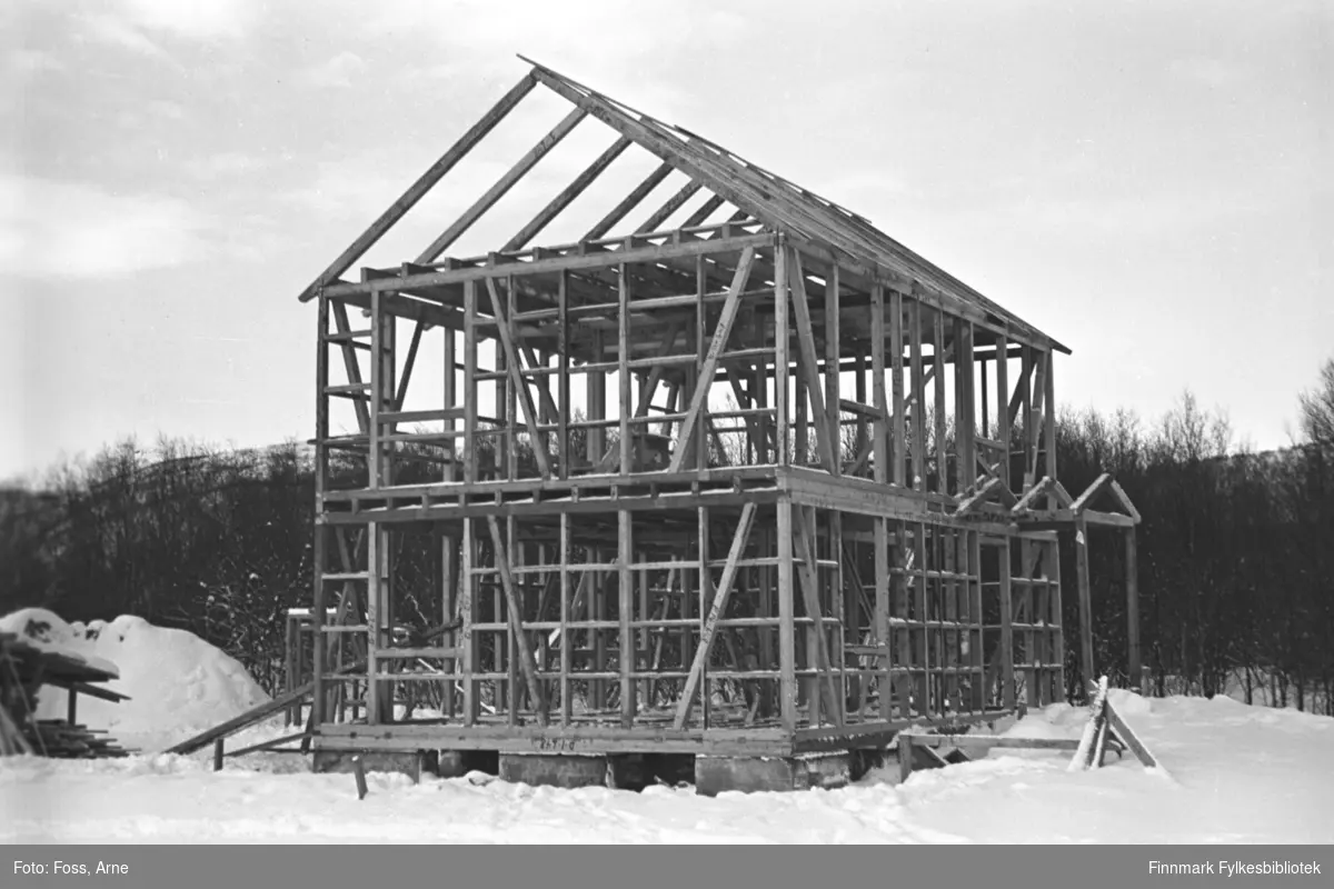 Et gjenreisningshus under oppbygging, februar-mars 1947, i Tana (samme hus som i FBib.96005-267).