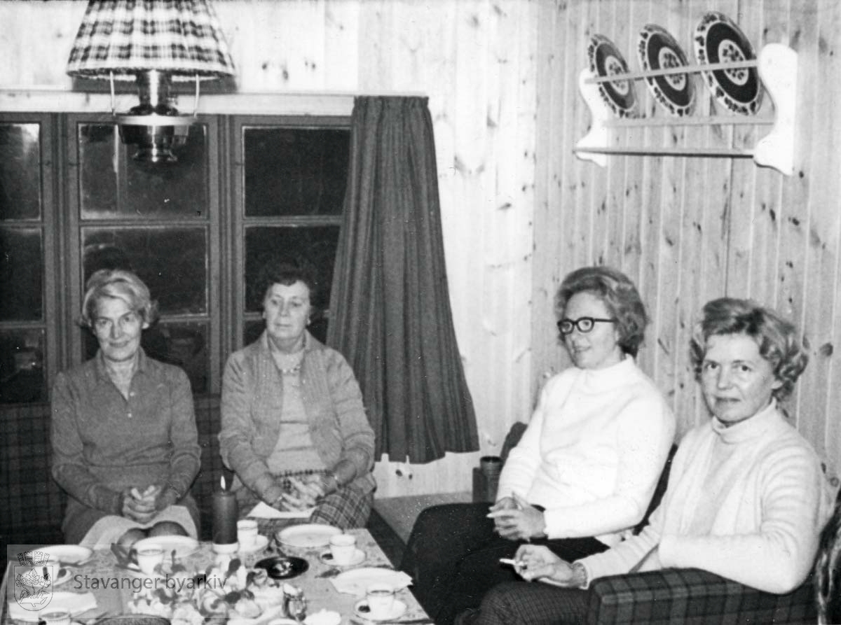 Norem Baades bedriftshytte på Giljastølen. 4 damer ved kaffebordet i stua. Utskilt fra PA293.