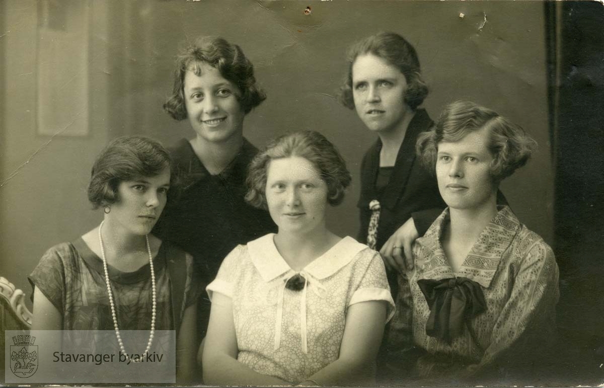 Venninner eller arbeidsstab ?..Sittende til venstre: Ingrid Sømmes mormor Ida Gulsrud, født Homstrøm. Kvinnen øverst til venstre hadde fornavn Syra.