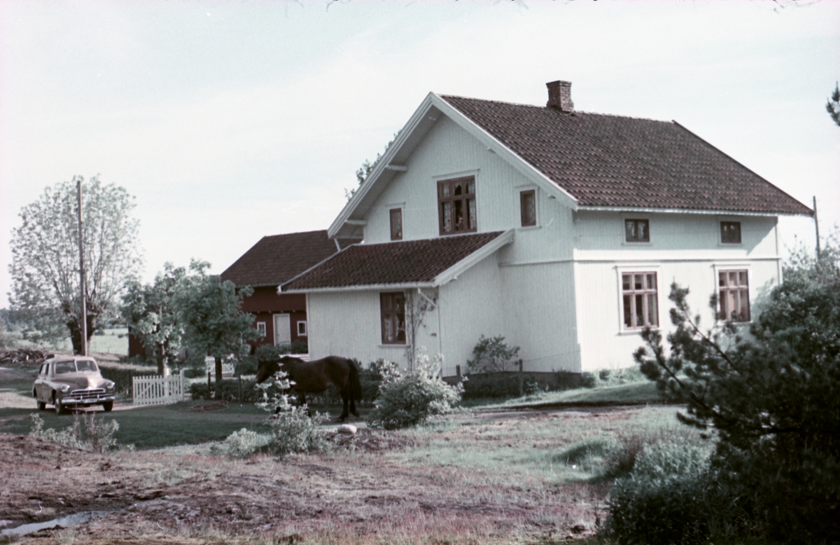 Våningshuset på gårdsbruket Huset i Askim juni 1957.