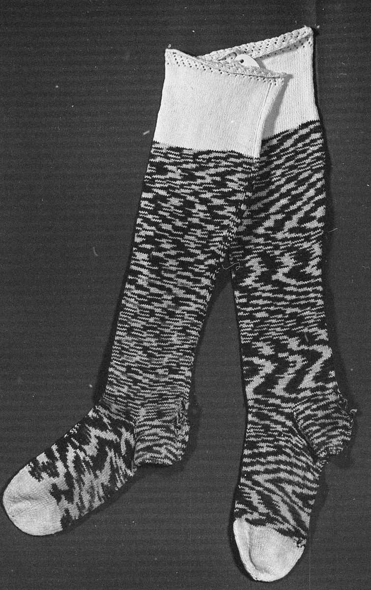 1 par sokker i bomull. Toppen, og tærne på sokkene er hvite, mens resten av sokkene er av melert flammegarn, som skaper mønster i lyst og mørkt blått.