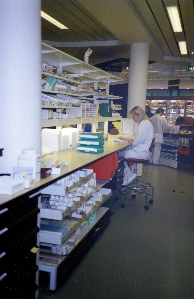 Lillestrøm apotek, 1994, fra resepturen