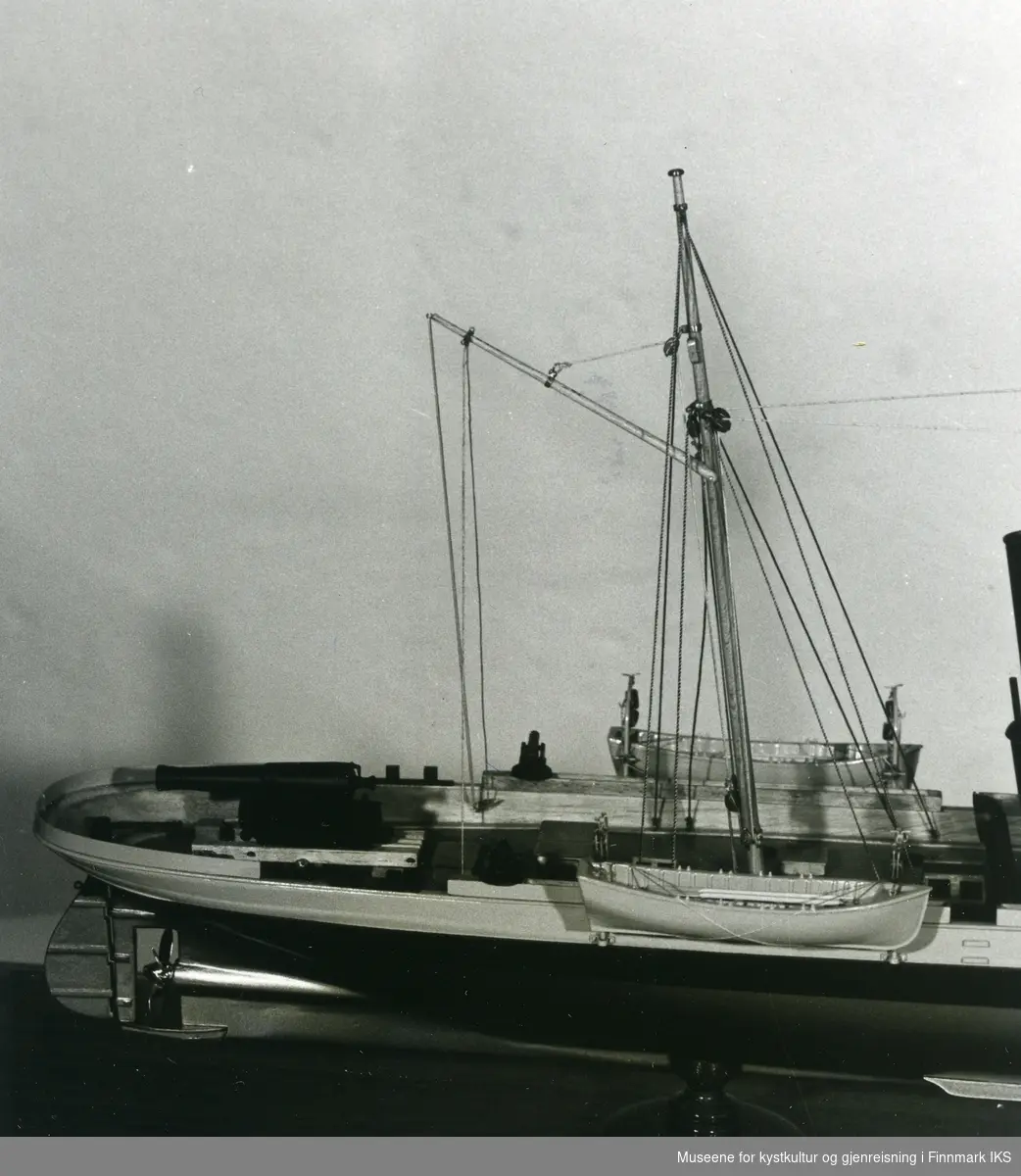 Modell av dampkanonbåten "Rjukan". To slike båter fulgte fregatten "St Olaf" med Kong Oscar II på hans besøk på Nordkapp 02. juli 1873.