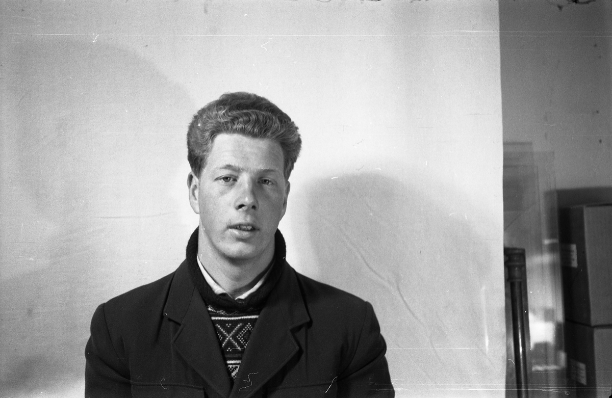 Mannsportrett fra juni/juli 1957. Personen antas å være Kjell Jensen fra Kraby, men han kan være forvekslet med broren Kåre.