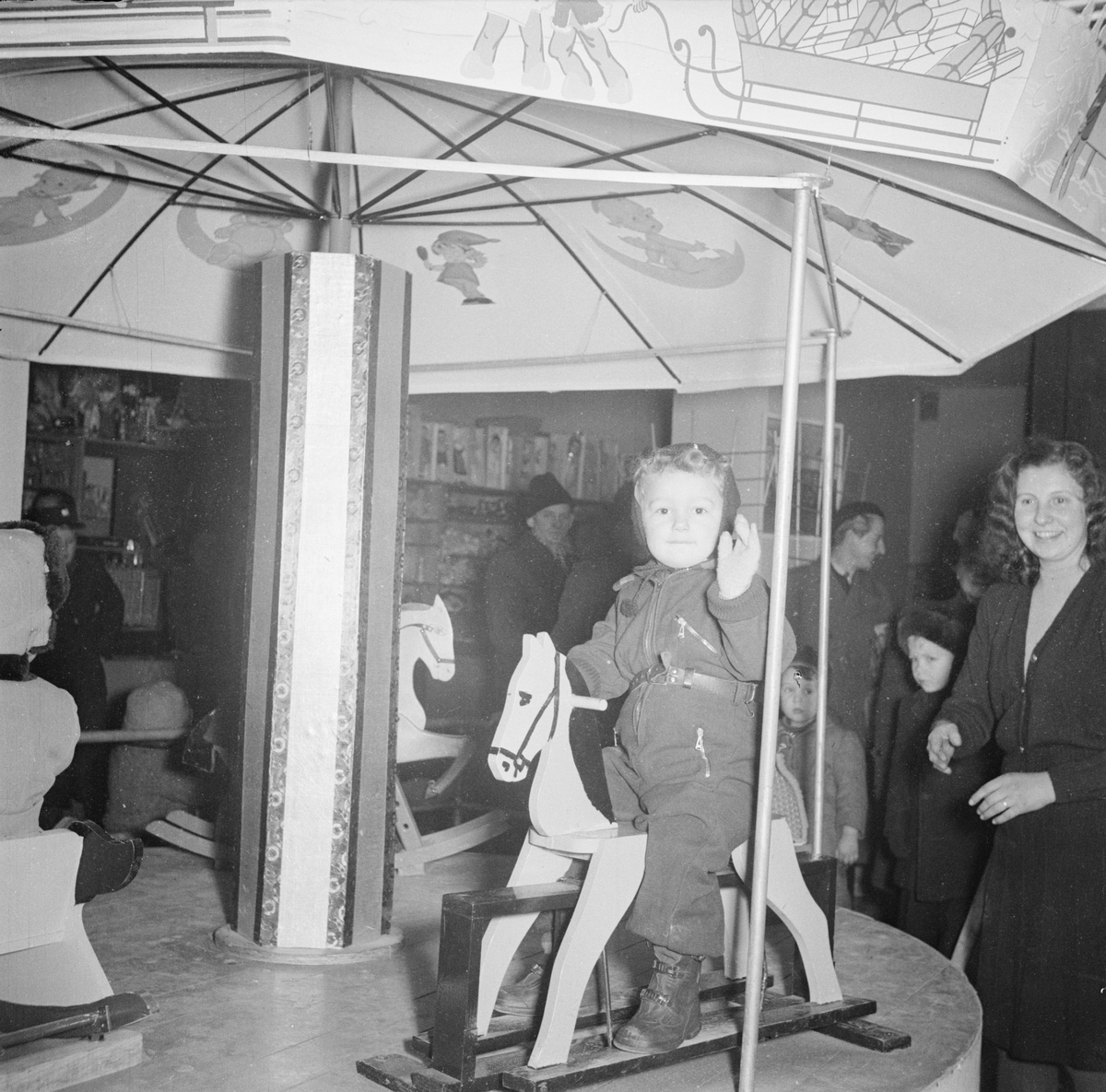 Barn åker karusell, Uppsala, december 1947