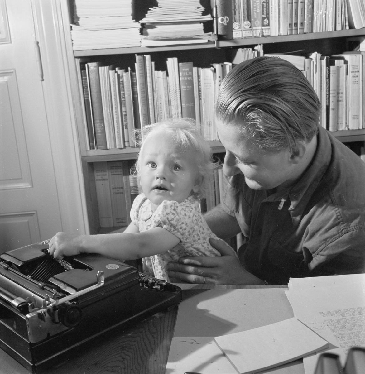 Redaktör Hugo Wortzelius med son vid skrivmaskinen, Uppsala 1952