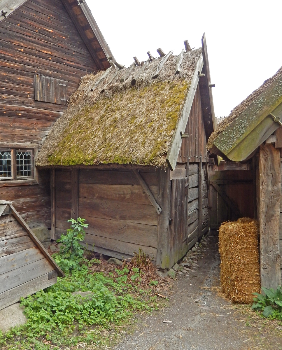Vedboden på Oktorpsgården är uppförd i skiftesverk och är fäst i boningshuset. Fasaden är omålad. Byggnaden har ett sadeltak, täckt med halm.

 Vedboden flyttades till Skansen 1896 från Oktorps by i Slöinge socken, Årstads härad i Halland.