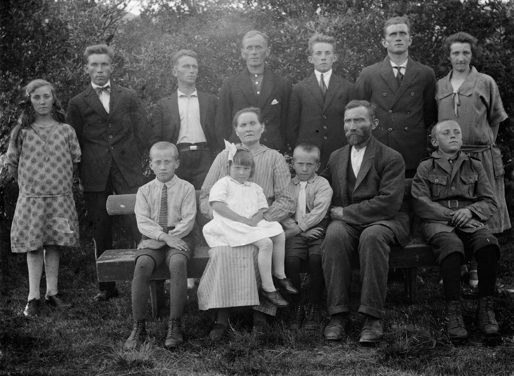 Leirfjord, Ulvangen, Lien. Familien til Anders Jørgen Nikolaisen Ulvang (f. 05.03.1867-d. 06.12.1947) og kona Maren Aas Nikolaisen f. Corneliusdatter (f. 19.05.1877-d. 05.02.1968)  på Lien. De fikk 12 barn, men den førstefødte som het Julie Mørk Andersen Ulvang døde 14 dager gammel.
B.f.v: Åsta Marie Andersen Ulvang g. Meisfjordskar (f. 11.10.1914-d. 13.09.2005), Alf Mayer Andersen Ulvang (f. 06.02.1904-d. 07.01.1957), Andreas Andersen Ulvang, Noranicus Emil Andersen Ulvang (f. 23.05.1899-d. 16.01.1991/08.12.1964), Nikolai, Hans, Klara 
F.f.v: Hjalmar, Maren med Ruth Andersen Ulvang g. Meisfjordskar (f. 23.09.1922-d. 08.2013) på fanget, Henry Andersen Ulvang (f. 14.02.1920-kd.v 14.08.1988), Anders Jørgen, Kornelius Andersen Ulvang (f. 30.06.1913-d. 16.05.1990)