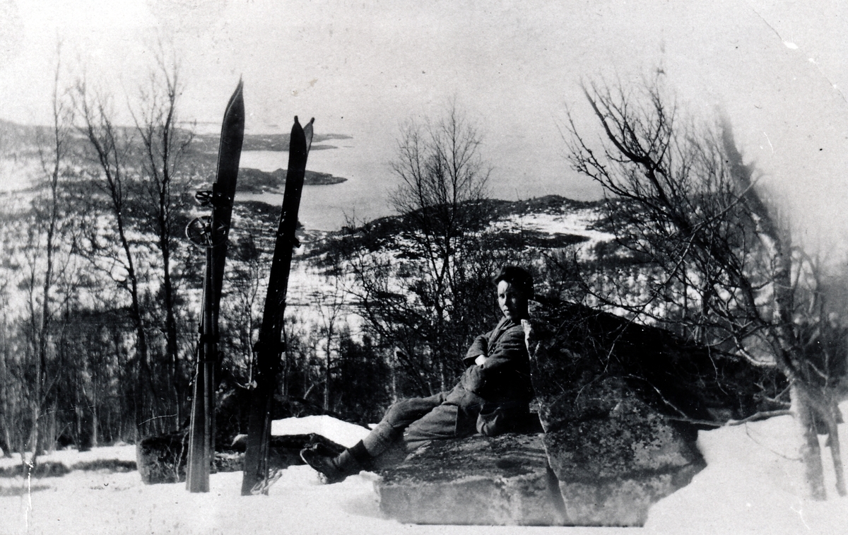 Johannes Dragøy på skitur påsken 1929. Skrolsvik, Senja