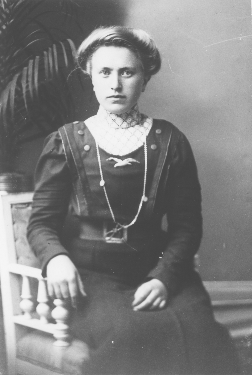 Portrett av Helga Heitmann, f. 1894 på Straumsnes