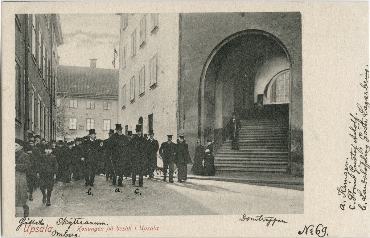 Vykort - "Konungen på besök i Upsala", vid Domtrappan, Uppsala före 1907