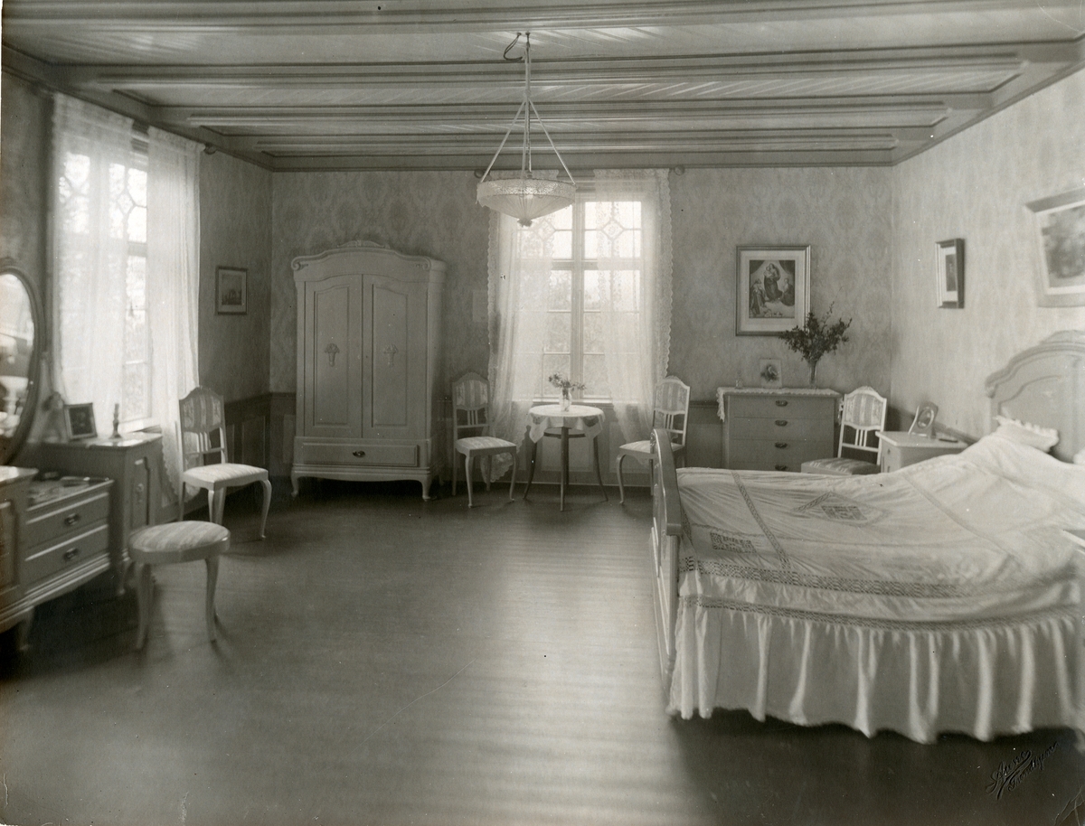 Bildet viser Victoria og Christian Bachkes soveværelse i 2. etasje i Hovedbygningen på Ringve gård.