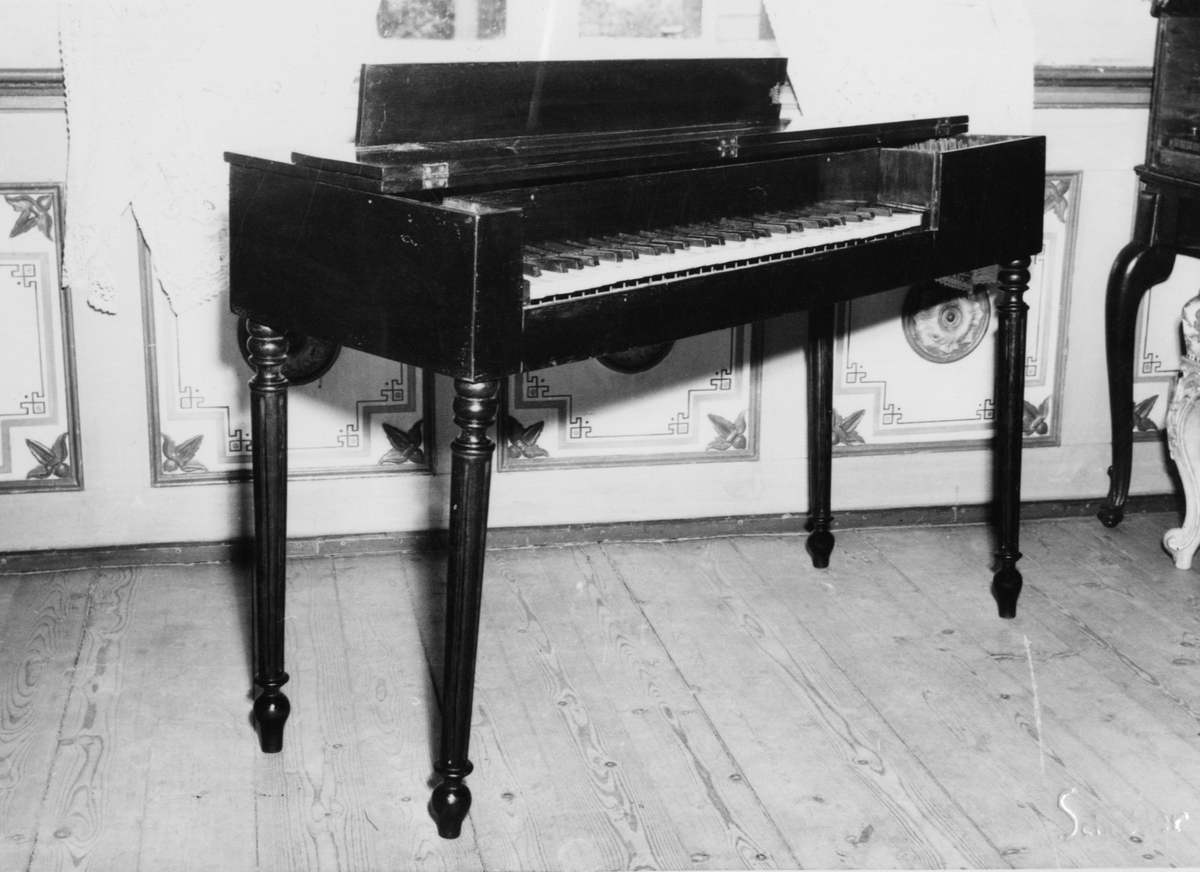 Taffelpiano av ukjent opphav fra siste halvdel av 1700-tallet. Taffelpianoet er avbildet i Mozartsalen.