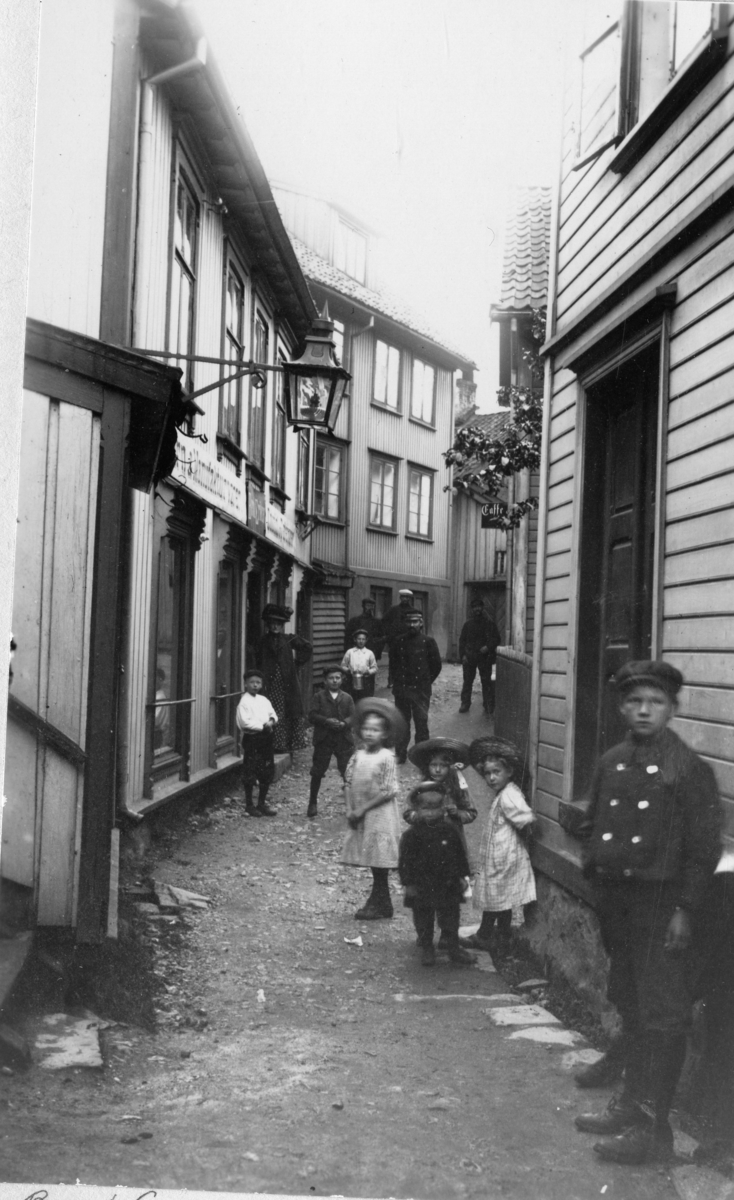 Gateparti, Nedre Bakkegate, barn i gaten ved kjøpmann B. Eriksen. Kragerø, ca 1909.