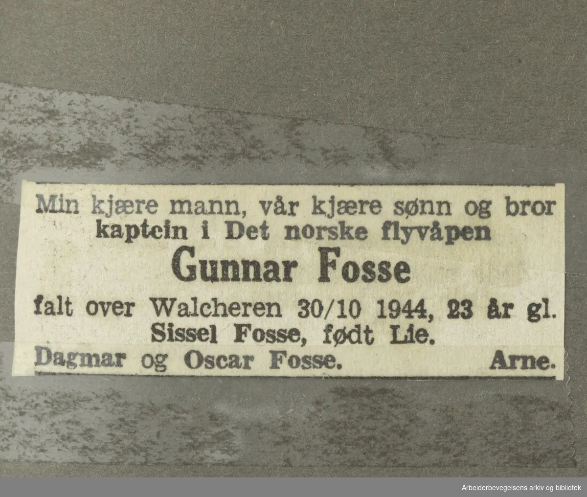 Album laget av Sissel Lie, senere Fosse og Bratz (1922-1983). Foto og utklipp fra tiden hun tjenestegjorde i Den norske hærs kvinnekorps i Storbritannia under andre verdenskrig. Hun oppnådde graden fenrik i kontrolltjenesten. Her er dødsannonsen til hennes mann, jagerflypilot Gunnar Fosse (1921-1924)