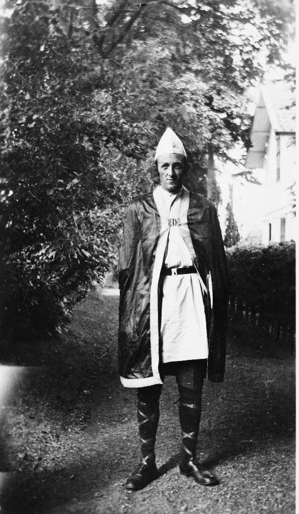 Tormod Lende ( 09.08.1912 - 12.06.1977) i kostyme til eit skodespel som Ola Nordsletten var regissør for.