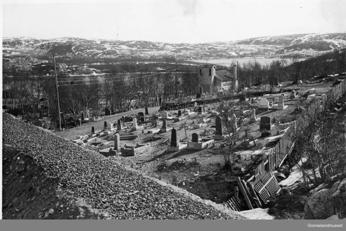 Kirkenes kirkegård med gravkapell 1948
I forgrunnen jernbanefylllingen som tyskerne anla 1943.
I forgrunnen til venstre Dr. Wessel og Ellisif Wessels gravsted.