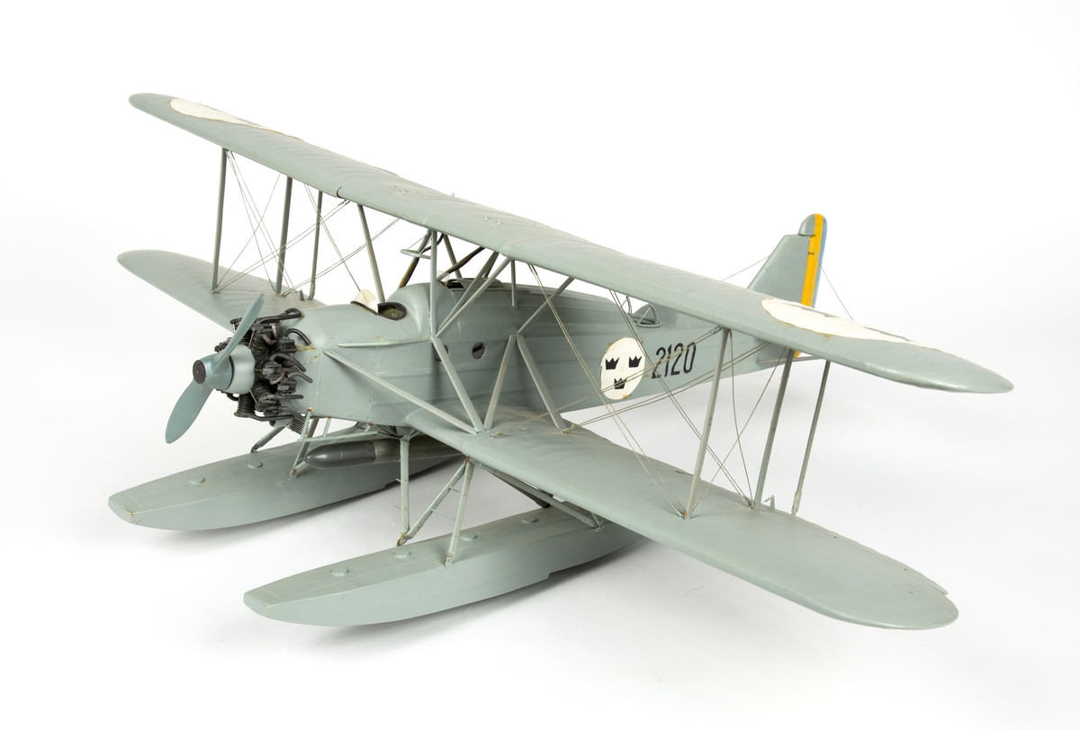 Flygplansmodell av T 1, Heinkel HD 16. Modellen är kronmärkt och har nummer 2120 på sidan. Skala 1:24.