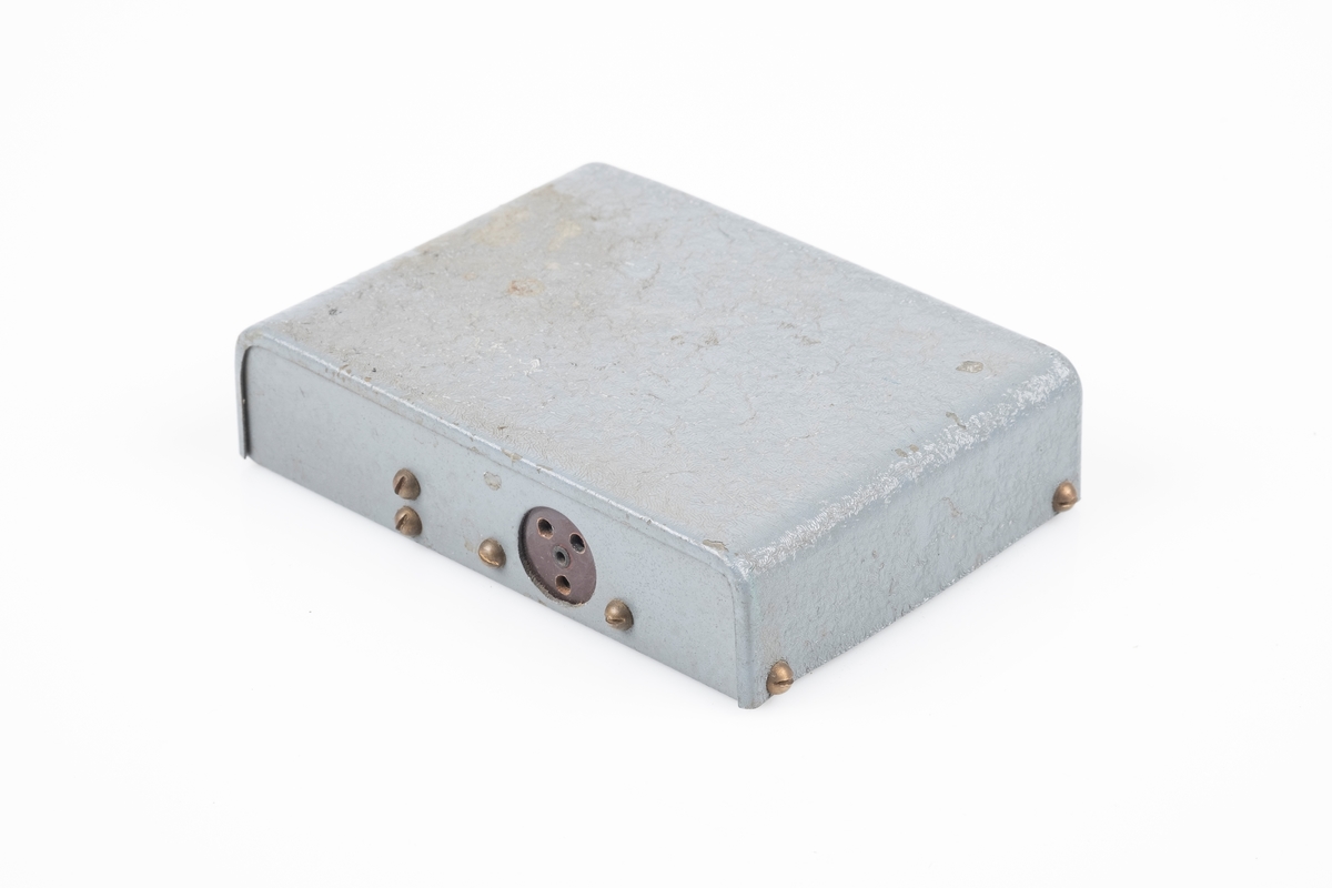 Tørrbatteri til kortbølgeradioradio med ytterplater er av metall som er lakkert i grått. På baksiden er det kontakt med 3 hull tilkobling av ledning på radio.