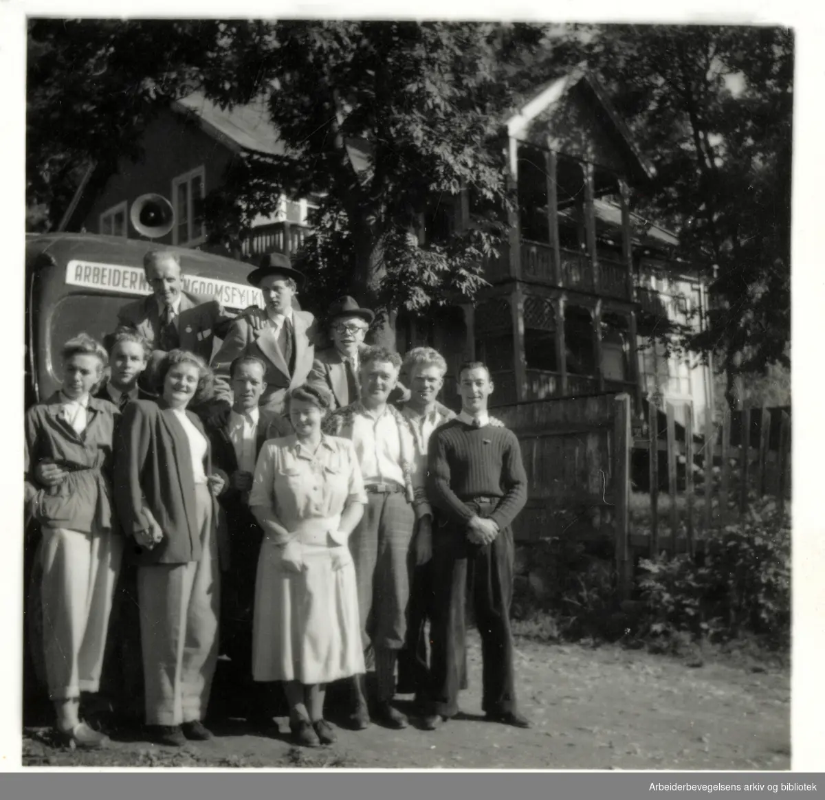 Den Røde Buss, AUF. Album av Magnus Nilsen. Østlandsturneen 30 august - 6 oktober 1950. Bak, 1. fra venstre er Magnus Nilsen.