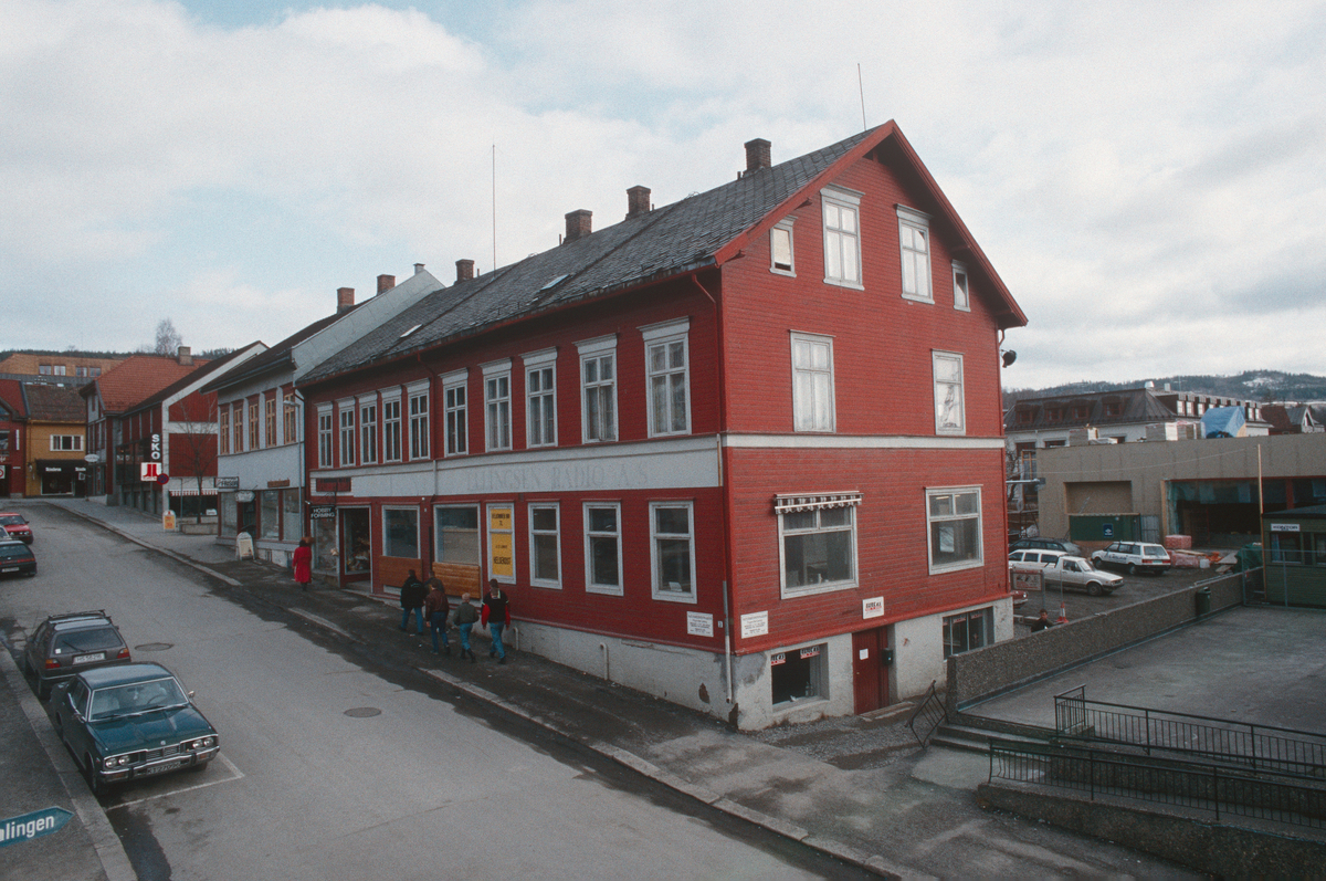 Lillehammer.  Wieses gate 3.  Den nærmeste tredjedelen av bygningen ble senere revet for å gi plass til utvidelse av kunstmuseet.  Sett mot øst.