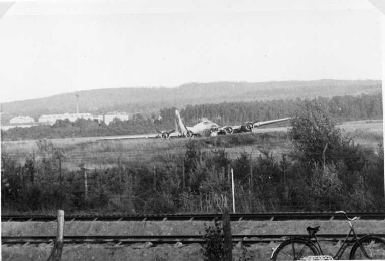 Ett amerikanskt bombplan som nödlandat på dåvarande Jönköpings flygplats. Det är B-17 G #43-38426 från 351st Bomb Group.