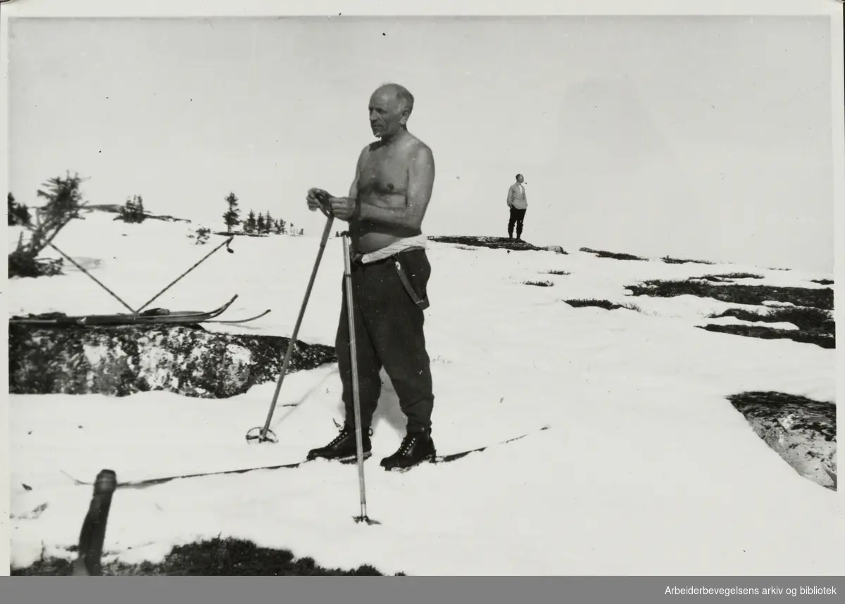 Martin Tranmæl på tur, i bakgrunnen Einar Gerhardsen. Påsken 1947.