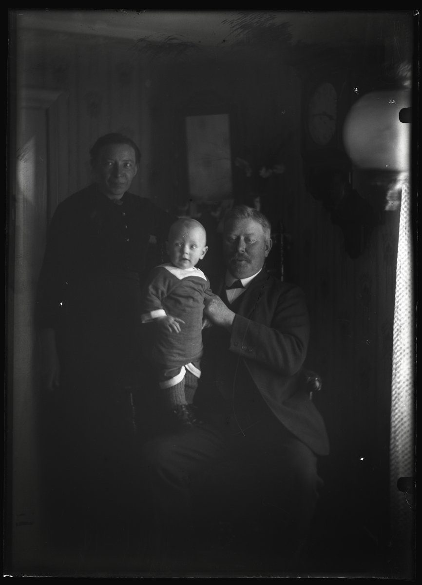 Mjölnare Karl Jonsson med hustru Anna och son