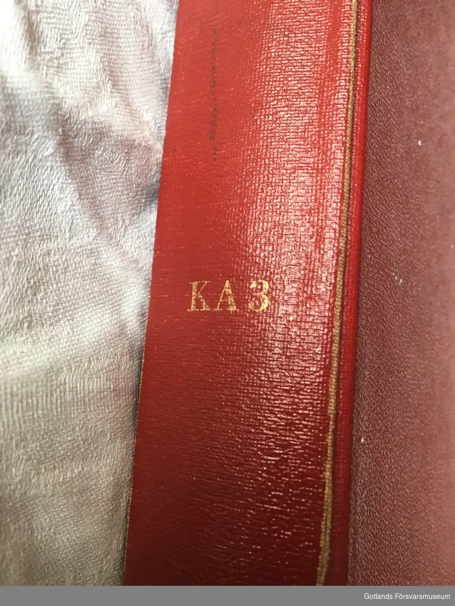Boken är biblioteksinbunden i tegelrött band. 
Måtten är ca 20x15x3 cm
Inköpt 1956. 
Första utlåningen var samma år och senaste registrerade 1977. 
Notera regementstillörigheten på ryggen: KA3