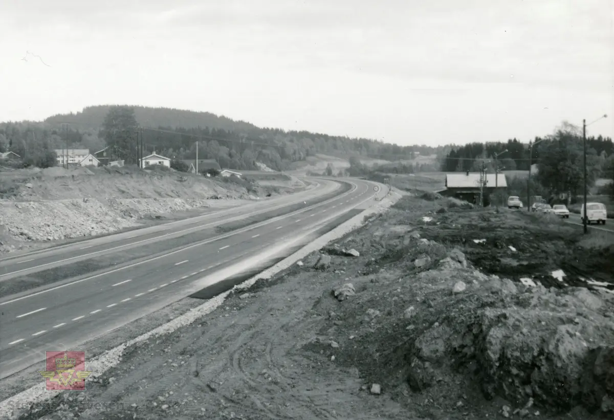 Første byggetrinn med to-felts motorveg stod ferdig i 1967. Ferdig utbygd med fire felt i 1972.