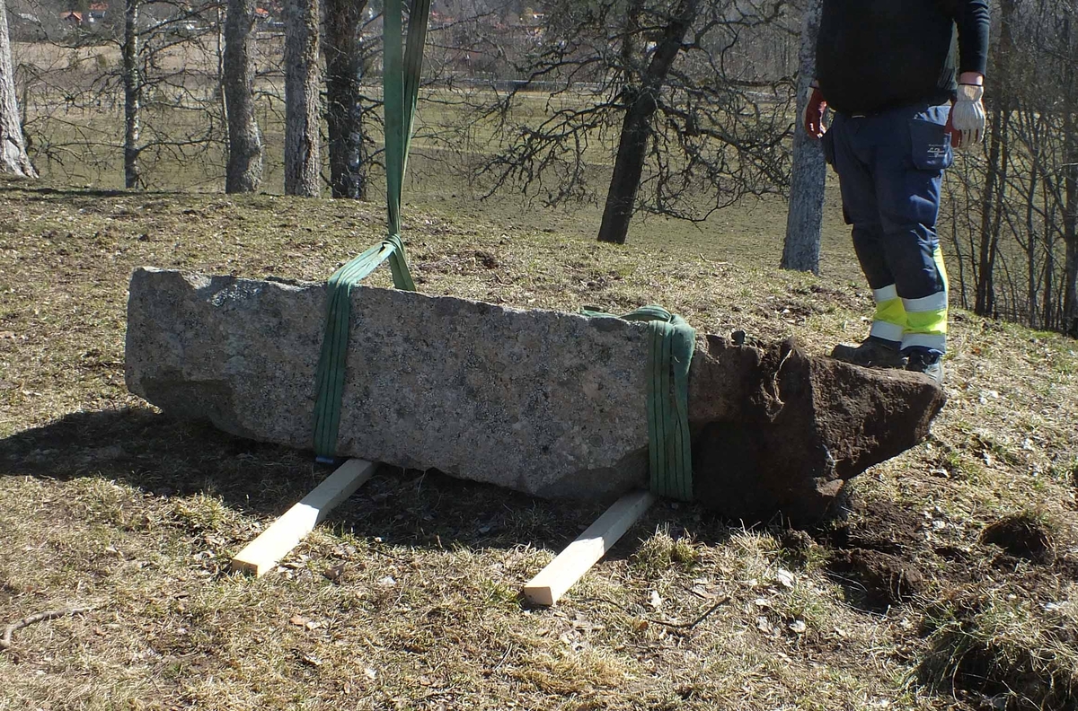 Arkeologisk kontroll, U1026 lyft och upplagd på två träbjälkar, Kunsta, Lena socken, Uppland 2019