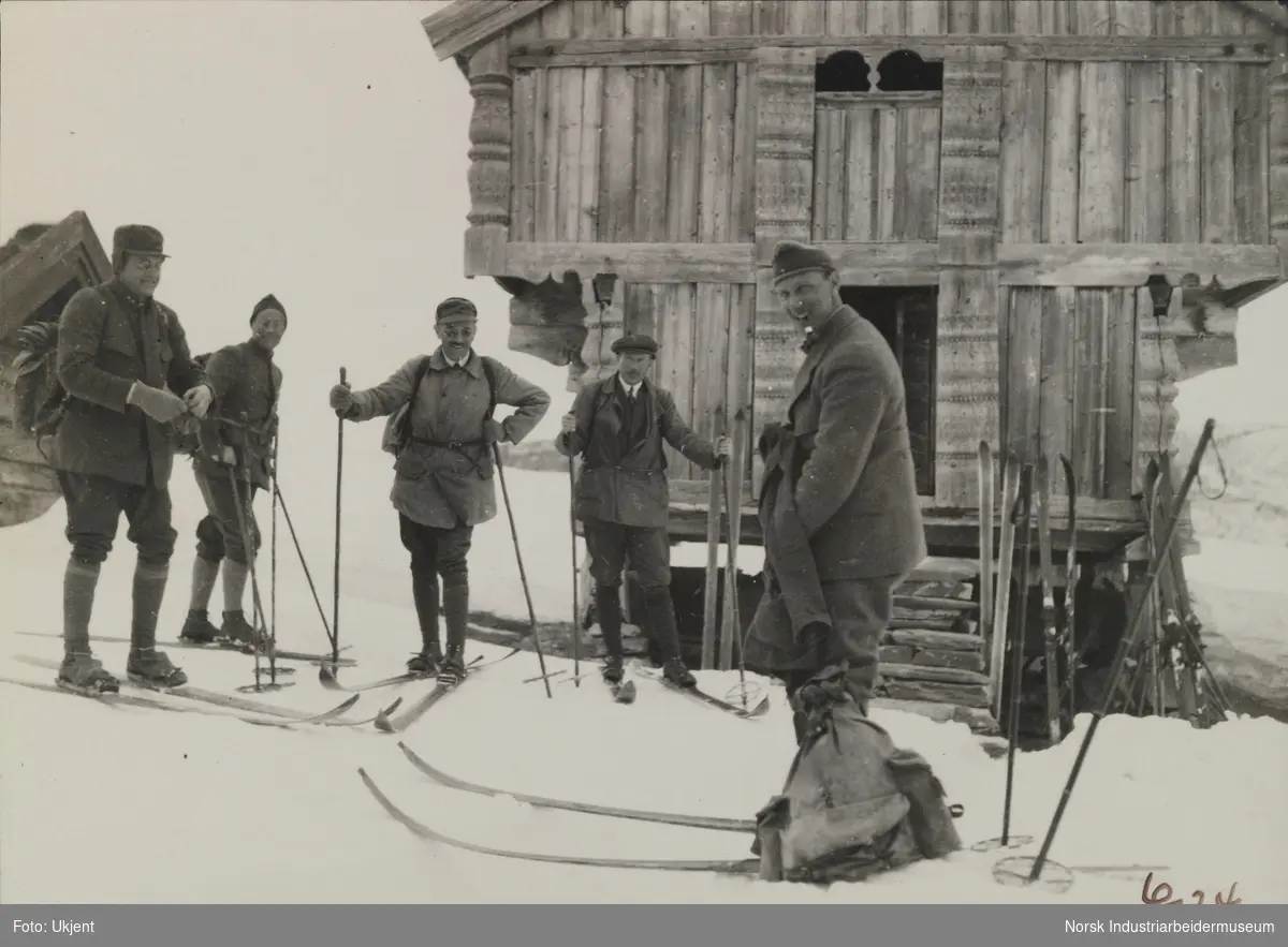 Fem menn på skitur foran loft, Ellefstjønnburet